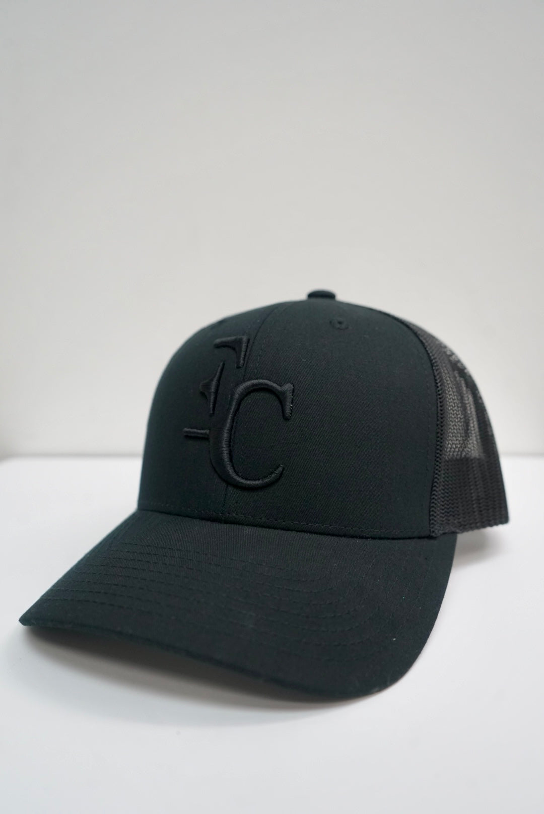 EC BLACK AND BLACK RETRO TRUCKER HAT